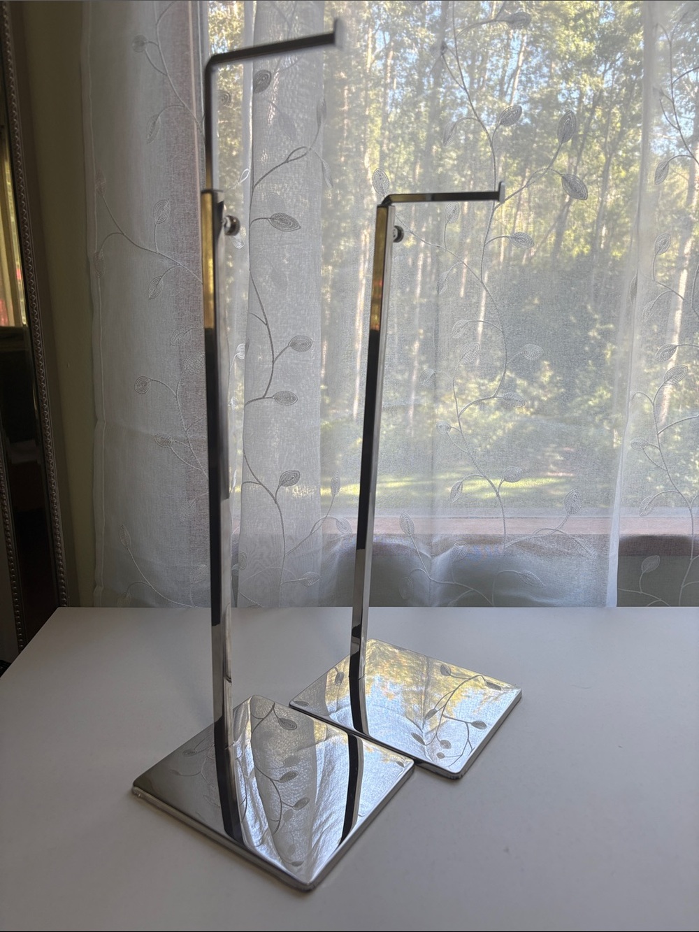 Adjustable handbag stands